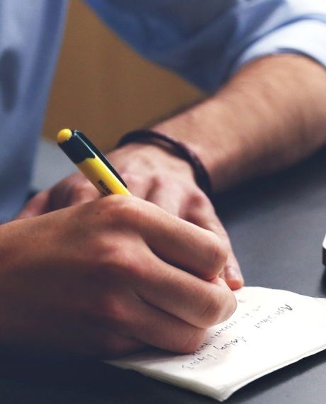 homme qui écrit